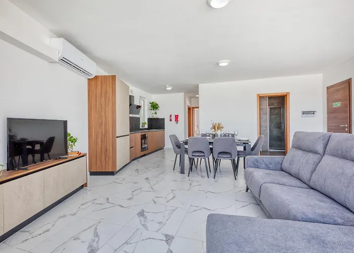 New! Sant Anna Residences, Ph 8 By Sf Homes Appartement